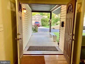 16 Aquarius Ct in Silver Spring, MD - Building Photo - Building Photo