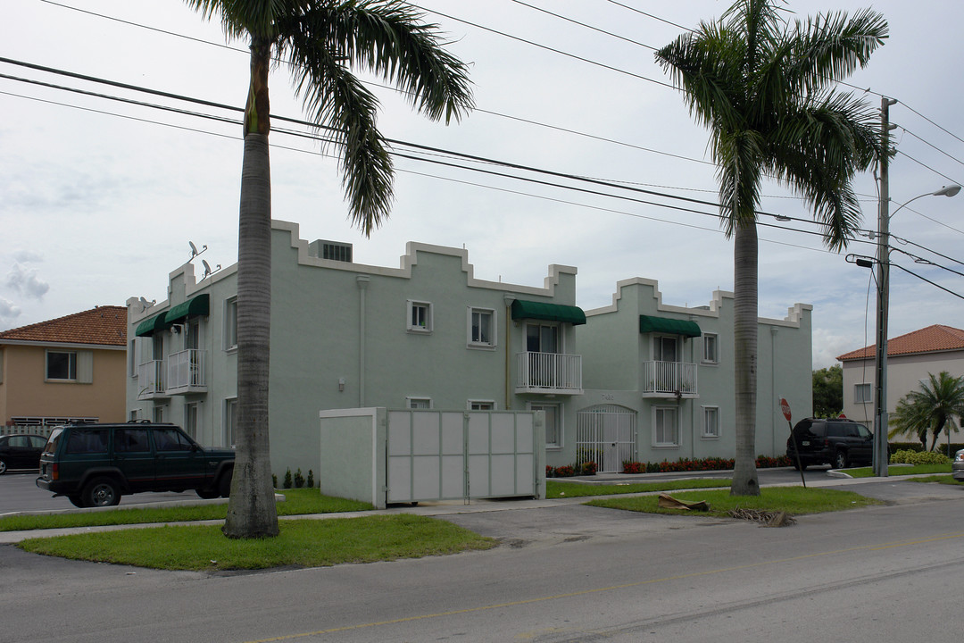 7415 W 24th Ave in Hialeah, FL - Foto de edificio