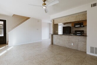 1402 Fairfield Dr, Unit B in Austin, TX - Building Photo - Building Photo