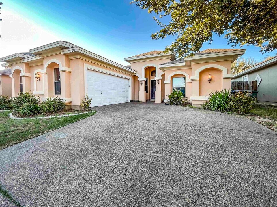 3006 Imperial Dr in Laredo, TX - Building Photo