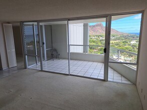 2600 Pualani Way in Honolulu, HI - Building Photo - Building Photo