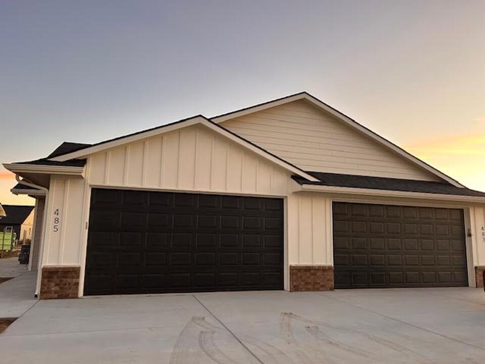 487 E Harper St in Valley Center, KS - Building Photo