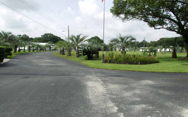 Oakmont Mobile Home Park in Lakeland, FL - Building Photo