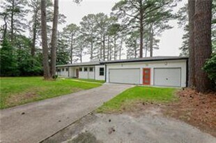 2320 Sterling Point Dr in Portsmouth, VA - Building Photo