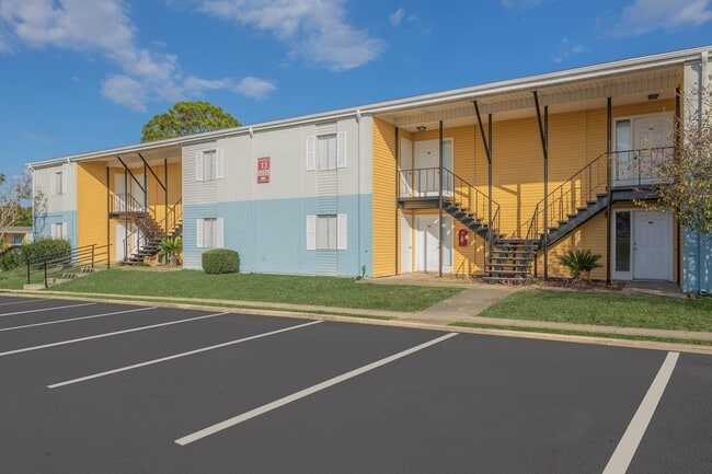 Sandstones Apartments in Pensacola, FL - Foto de edificio - Building Photo