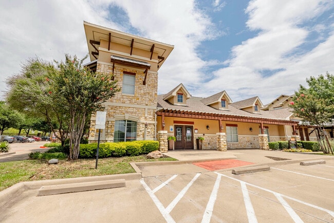 Arioso Apartments & Townhomes in Grand Prairie, TX - Foto de edificio - Building Photo