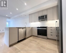 909 Castlefield Ave in Toronto, ON - Building Photo - Building Photo