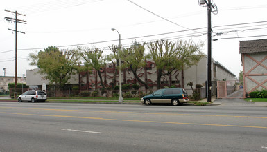 Woodman Apartments in Van Nuys, CA - Foto de edificio - Building Photo