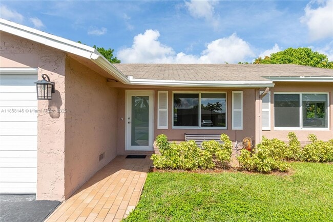 7003 NW 99th Ave in Tamarac, FL - Building Photo - Building Photo