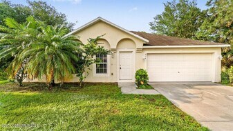 494 Paigo St SE in Palm Bay, FL - Building Photo