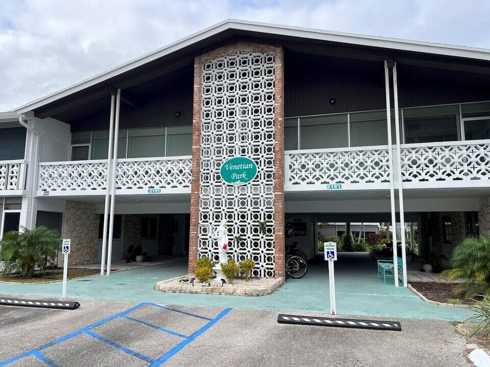 2161 NE 42nd Ct, Unit 108 in Lighthouse Point, FL - Foto de edificio