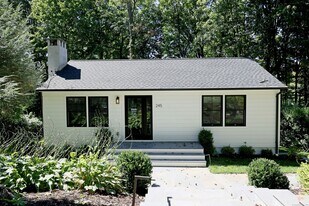 245 Great Hill Rd in Ridgefield, CT - Building Photo