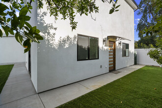 21813 Cohasset St in Canoga Park, CA - Building Photo - Building Photo