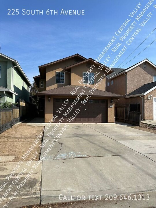 225 S 6th Ave in Oakdale, CA - Foto de edificio