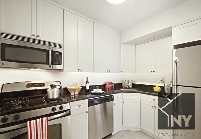 250 S End Ave in New York, NY - Foto de edificio - Building Photo