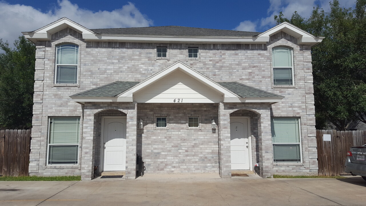 421 Rock Cir, Unit 3 in Harlingen, TX - Foto de edificio