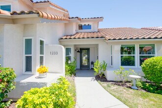 1233 Columbus Way in Vista, CA - Building Photo - Building Photo