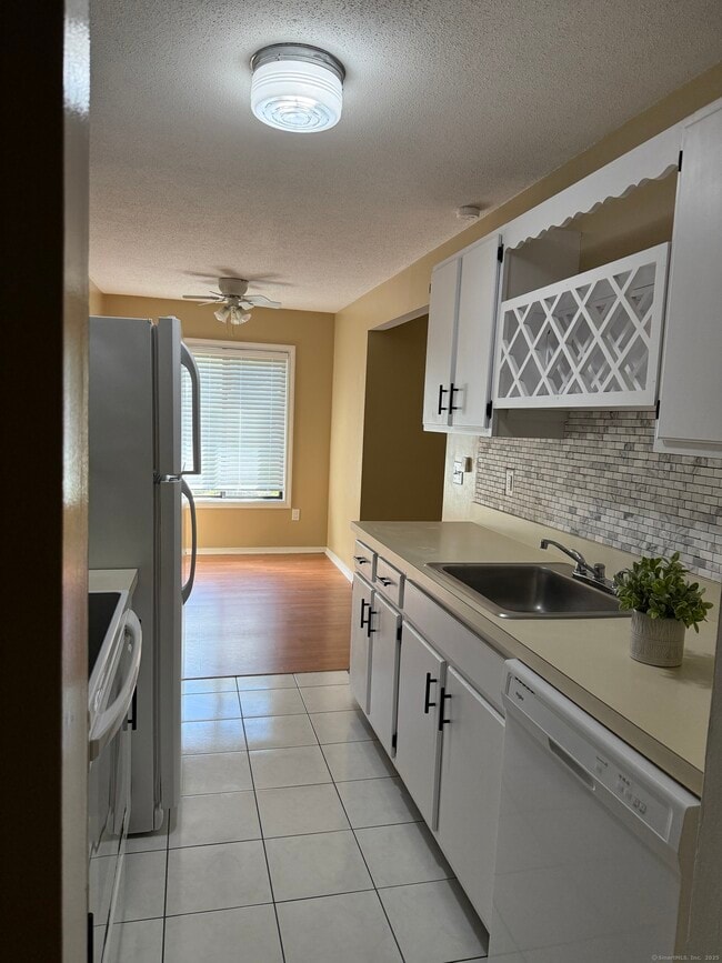 20 Woodsedge Dr in Newington, CT - Building Photo - Building Photo