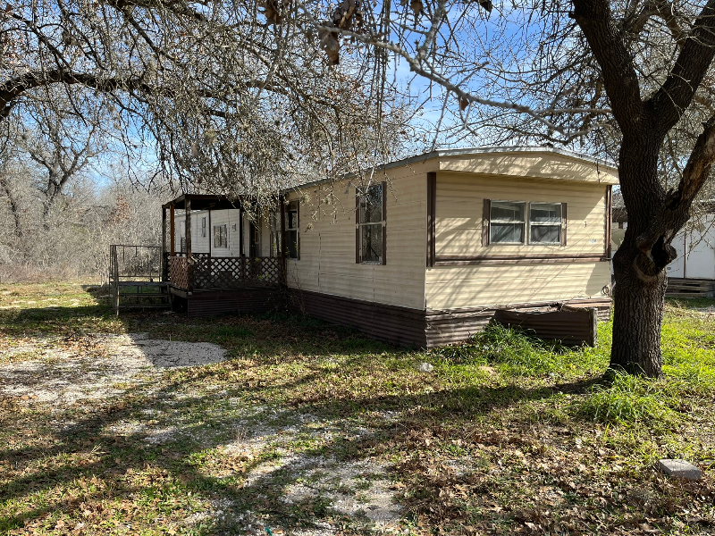 114 E Bob White Dr in Somerset, TX - Building Photo