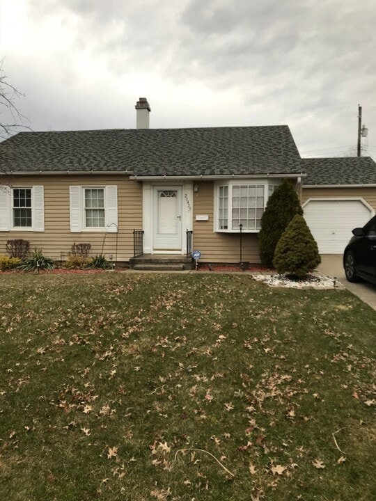 23425 Cranfield Rd in Bedford Heights, OH - Building Photo