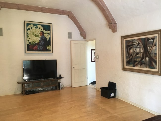 8543 Clifton Way in Beverly Hills, CA - Building Photo - Building Photo