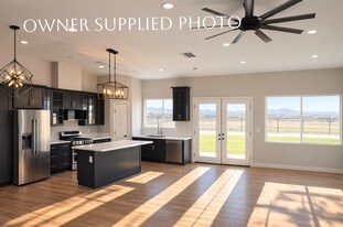 1081 Crestview Dr in Brawley, CA - Building Photo