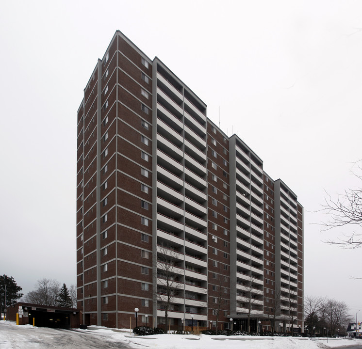 Queensbury Court in Burlington, ON - Building Photo