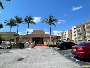 6930 Miami Gardens Dr in Hialeah, FL - Building Photo - Building Photo