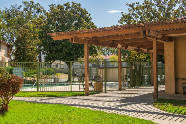 Monarch Terrace Apartments in Moreno Valley, CA - Foto de edificio - Building Photo