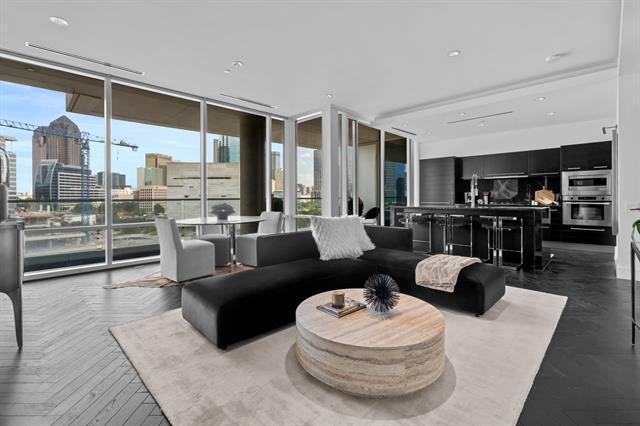 2408 Victory Park Ln in Dallas, TX - Building Photo - Building Photo