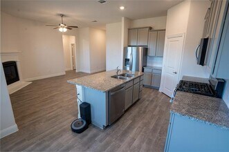 10924 Klondike Ln in Krugerville, TX - Foto de edificio - Building Photo