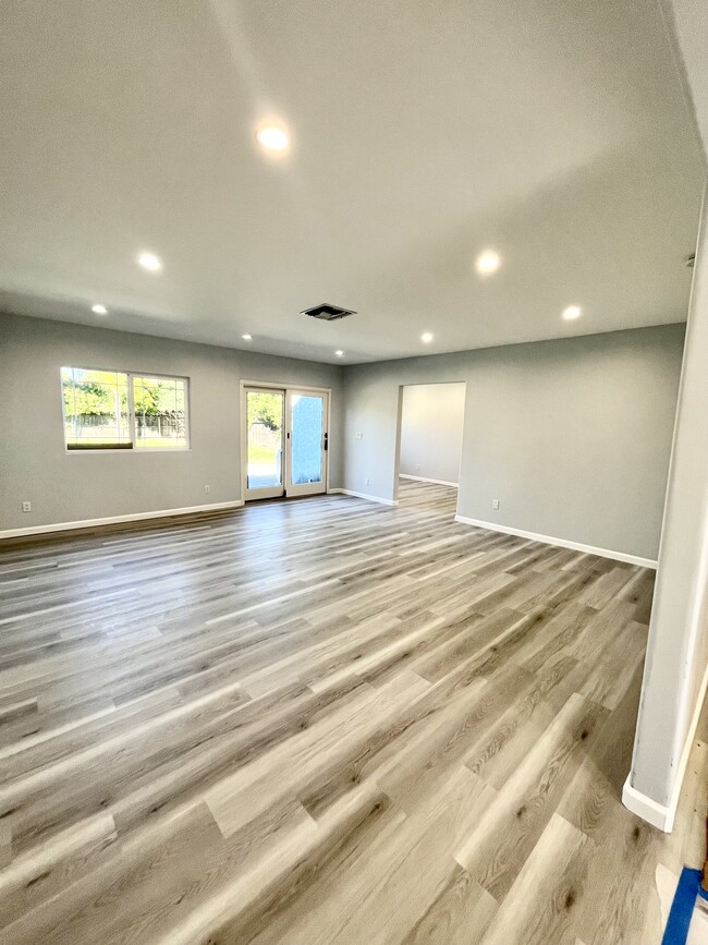 15853 Stare St, Unit 15855 Stare St in North Hills, CA - Foto de edificio - Building Photo