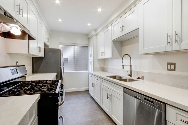 11615 Darlington Ave in Los Angeles, CA - Building Photo - Building Photo