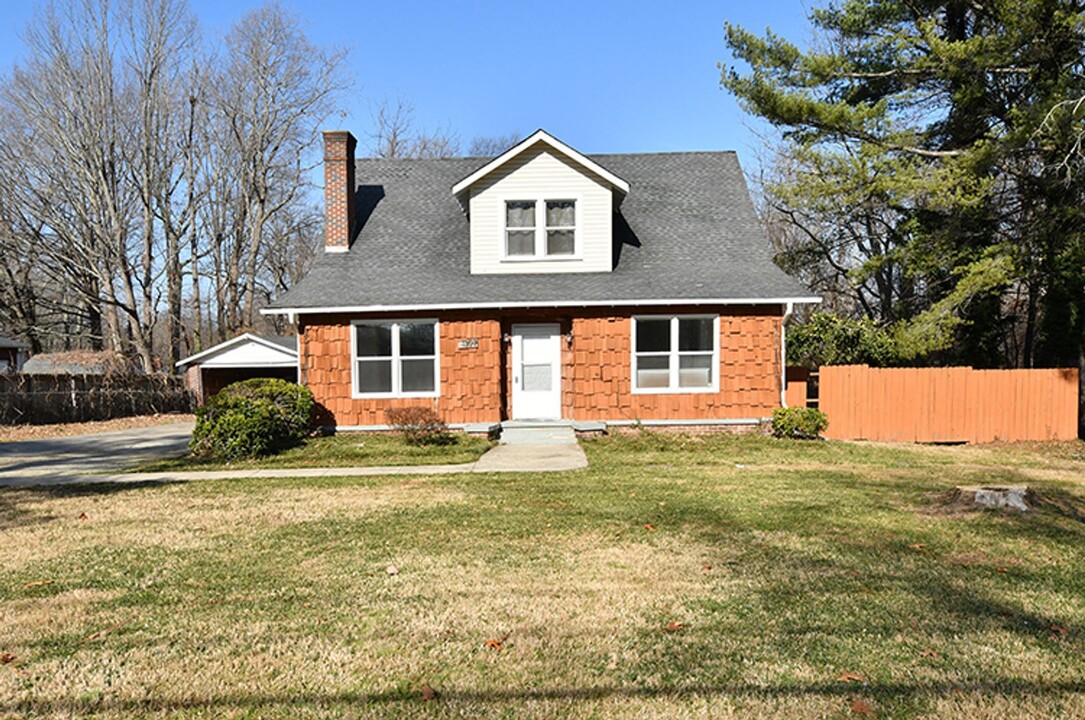 1307 Polo Rd in Winston-Salem, NC - Building Photo