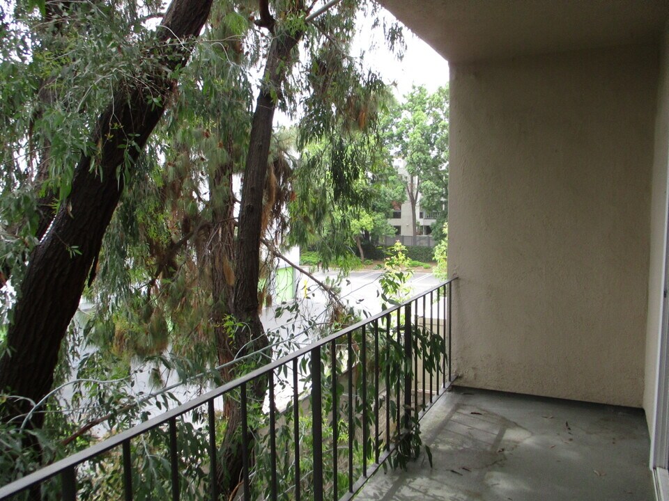 15344 Weddington St, Unit 216 in Sherman Oaks, CA - Building Photo