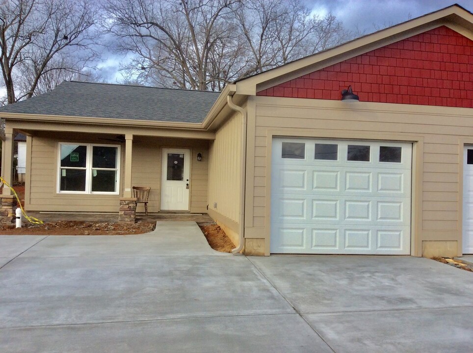 214 State St in Lincolnton, NC - Building Photo