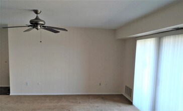 2029 Sanlin Dr, Unit Twin Oaks Manor in Moon Township, PA - Building Photo - Building Photo