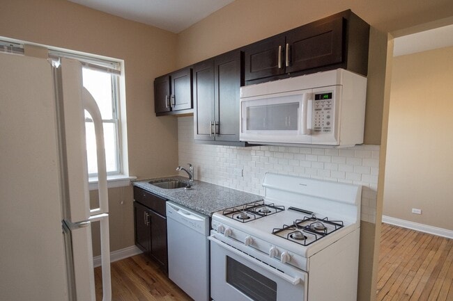 4439 W Fullerton Ave in Chicago, IL - Building Photo - Building Photo