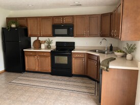 1046 Laurel Tree Ct in Troy, OH - Building Photo