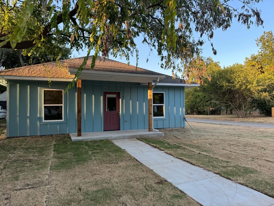 1202 W Iowa Ave in Chickasha, OK - Building Photo