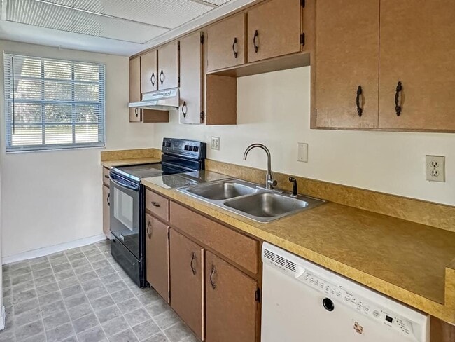 590 Belltower Ave in Deltona, FL - Foto de edificio - Building Photo