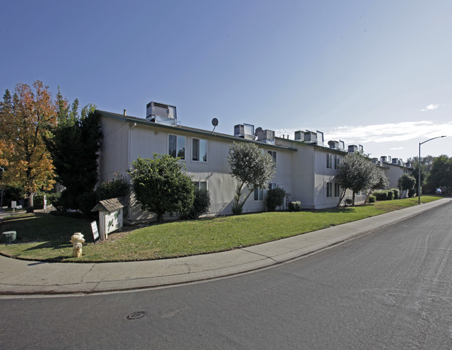 Jay Mar Apartments in Yuba City, CA - Foto de edificio - Building Photo