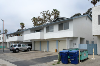 2701-2719 Harbor Blvd in Ventura, CA - Foto de edificio - Building Photo