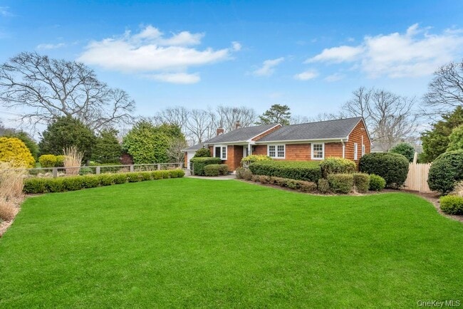 8 Lovell Rd in Hampton Bays, NY - Building Photo - Building Photo