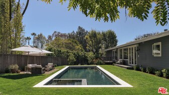 6750 Fernhill Dr in Malibu, CA - Building Photo