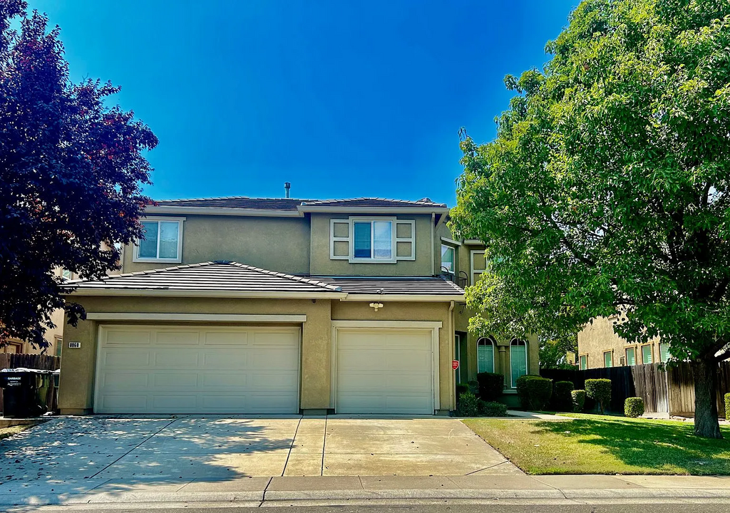 8060 Goldenleaf Way in Sacramento, CA - Building Photo