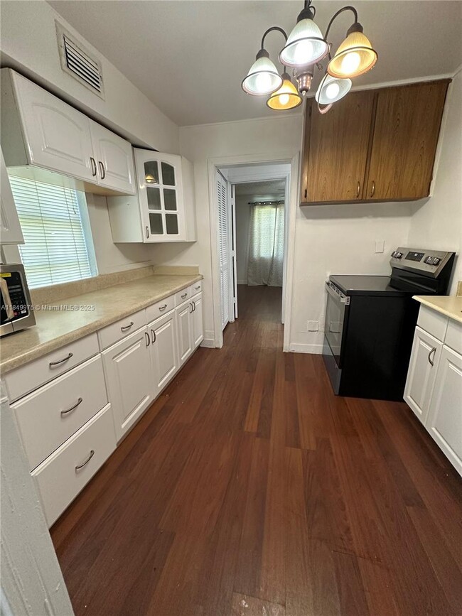 2582 SW 67th Ave in Miami, FL - Building Photo - Building Photo