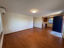 527 Wells Ave N, Unit 527 Wells Ave in Renton, WA - Building Photo