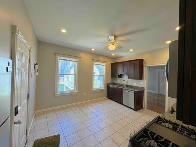 258 Broadway, Unit 2nd Floor in Malden, MA - Foto de edificio - Building Photo