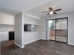 Ponderosa Apartments in Wichita, KS - Foto de edificio - Building Photo